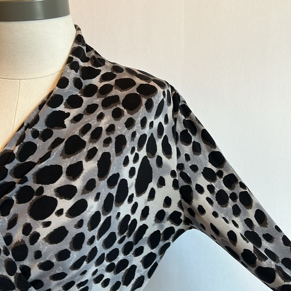 Doncaster Vintage Silk Gray  Black Animal Print V Neck Wrap Style Top Women’s 6 - Picture 3 of 10